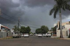 Nuvens escuras confirmam chegada de pancada de chuva em Campo Grande