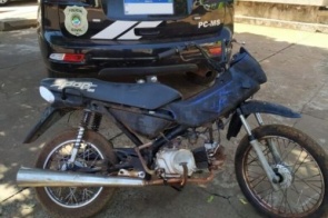 Motocicleta furtada é recuperada durante policiamento