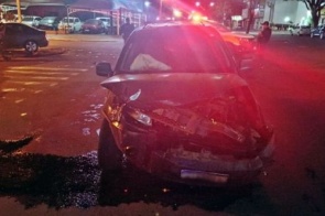 Motoristas embriagados 'caem na porrada' após colisão em cruzamento
