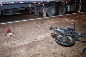 Motociclista morre ao colidir em carreta durante tentativa de ultrapassagem