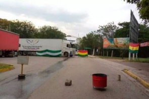 Cerca de 300 caminhões fecham a fronteira entre Brasil e Bolívia