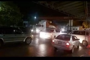 Manifestantes liberam circulação de veículos na fronteira com a Bolívia