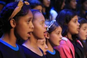 Em noite de música clássica, crianças cantam poesias de Manoel de Barros