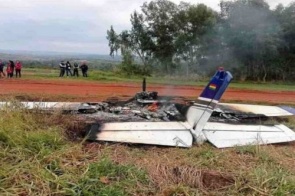 Aeronave boliviana cai na fronteira e acaba destruída por incêndio