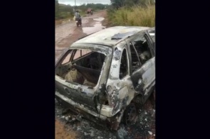 Carro fica destruído após ser consumido por fogo na região de fronteira; veja o vídeo