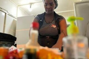 Osyris saiu da fome com receitas ensinadas pela mãe na Venezuela