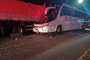 Ônibus colide em traseira de carreta estacionada e deixa seis feridos