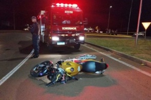 Motociclista morre após perder o controle da direção e bater em rotatória