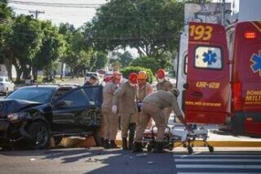 De novo: acidente deixa 2 mulheres feridas em cruzamento com semáforo