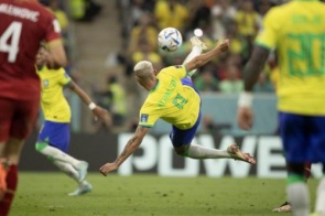 Brasil estreia na Copa com show de Richarlison e vence a Sérvia por 2 a 0