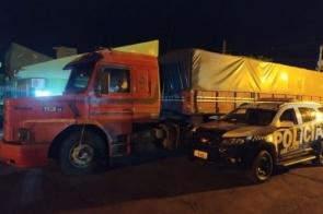 Carreta roubada no Paraná é recuperada na fronteira