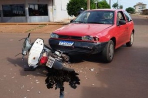 Acidente entre carro e moto deixa mulher gravemente ferida em Dourados