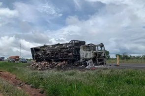 Caminhão carregado com 29 toneladas de carne pega fogo na MS-306