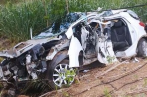 Médico morre após bater carro contra árvore em rodovia federal