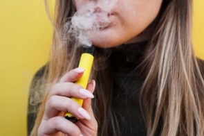 Cigarro eletrônico: vape aumenta o risco de cárie, diz estudo