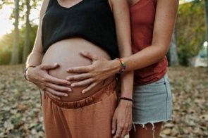 Defensoria de MS garante registro de dupla maternidade a assistidas que recorreram à “inseminação caseira”