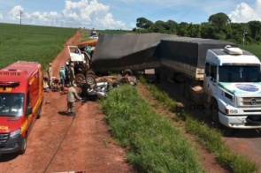Carreta não consegue frear e atinge veículos durante obras em rodovia de MS