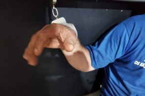 Homem flagrado se masturbando em frente a hospital volta a ser preso, agora por furto 