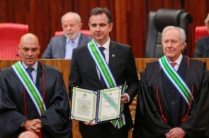 Pacheco é condecorado no TSE por atuação na defesa da democracia