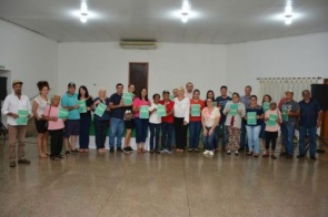 Famílias de Fátima do Sul recebem registros de propriedade de graça
