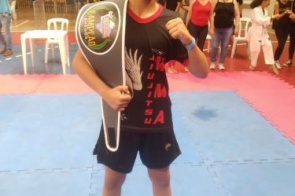 Atleta Itaporaense de 12 anos conquista cinturão de campeão do Campeonato Regional de Kickboxing em Campo Grande