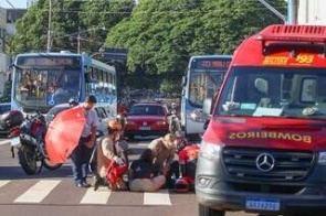 Motociclista tem pé dilacerado após colisão com caminhão na Rua Rui Barbosa