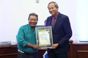 Indígena Anastácio Peralta recebe premiação da Câmara Municipal