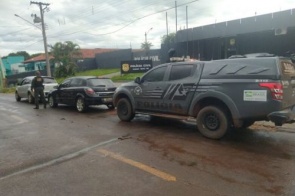 Polícia apreende veículos adulterados que estavam com paraguaios