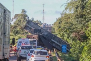 Acidente na BR-163 deixa ao menos cinco mortes; congestionamento se forma próximo a Anhanduí