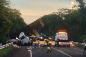 Acidente envolvendo carretas, carro e caminhão deixa mortos na BR-163