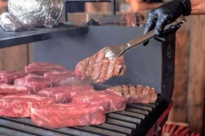 Olimpíadas de Paris: Comitê Organizador vai reduzir oferta de carne a atletas e público