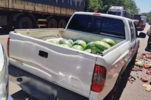 Carreta de melancia tomba em rodovia e proprietário doa carga para população