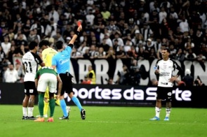 Corinthians x Palmeiras: PC de Oliveira elogia VAR em expulsões, mas vê pênalti não marcado