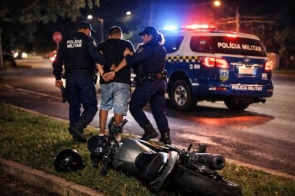 Motociclista é detido após fuga e manobras perigosas em avenida de Itaporã