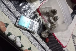 Monitorado por tornozeleira eletrônica é preso em hotel com cocaína para revenda