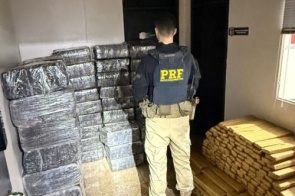 Motorista abandona carreta com 4,5 toneladas de maconha e foge para mata em Dourados