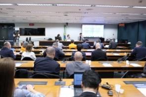 Debatedores divergem sobre medidas do governo para conter preços dos combustíveis