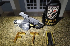 Jovem é preso com pistola 9mm, munições e moto após manobras perigosas