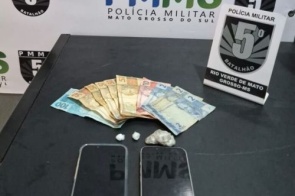 Motocicleta sem placa leva polícia a prender dupla suspeita de tráfico