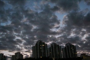 Quinta-feira será de calor e baixa umidade em MS, com máximas de até 32°C