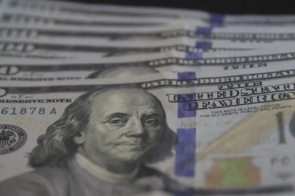 Dólar cai para R$ 5,03 com alívio geopolítico e foco nos EUA
