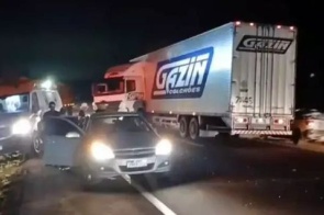 Acidente entre ambulância, carreta e carro deixa 12 feridos na BR-163