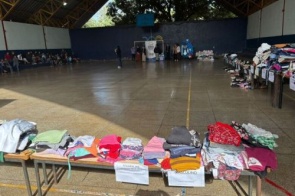 Famílias do Itahum recebem 4 mil peças da Campanha do Agasalho