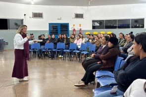 Com olhar de mãe atípica, Lia Nogueira participa de formação sobre Educação Especial