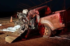 Motorista de Dourados morre em colisão entre Hilux e carreta na MS-141