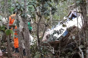 Após horas de buscas, aeronave é localizada com dois mortos em área de mata