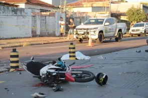 Motociclista morre e outro fica gravemente ferido em cruzamento