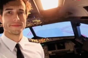 Instrutor entrega comando do avião à aluna e salta da aeronave durante aula de voo