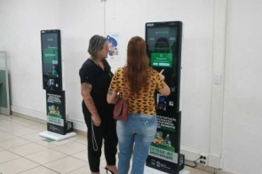 Detran lança totens acessíveis com atendimento em Libras para agilizar serviços