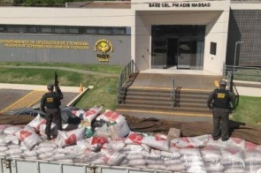 Enquanto o crime cruza a fronteira, o Exército permanece nos quartéis